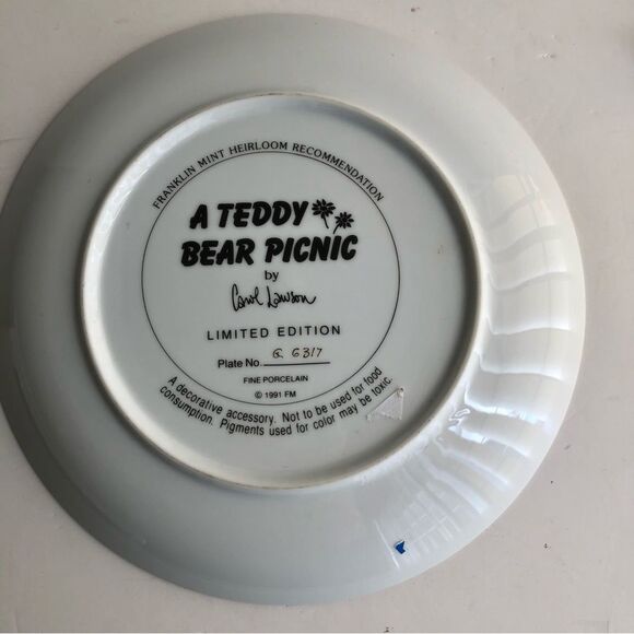 FRANKLIN MINT, TEDDY BEAR FAIR, FINE PORCELAIN 8" DIAMETER WITH GOLD TRIM - Picture 4 of 4